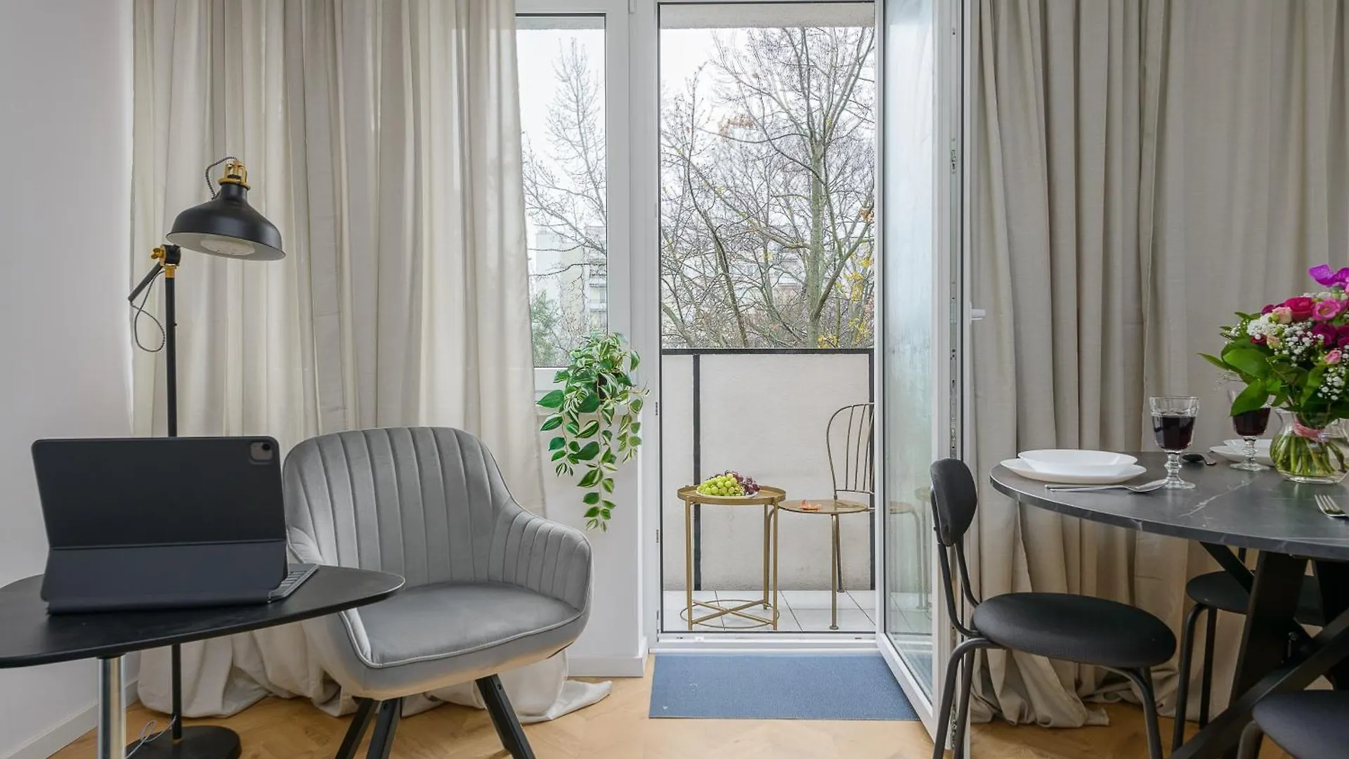 Lumina Spacious Apartment In Warsaw Poland